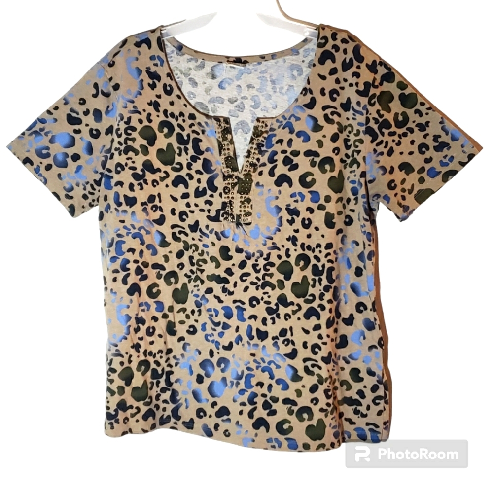 Activology women's large leopard print pullover tee-shirt. 1063
